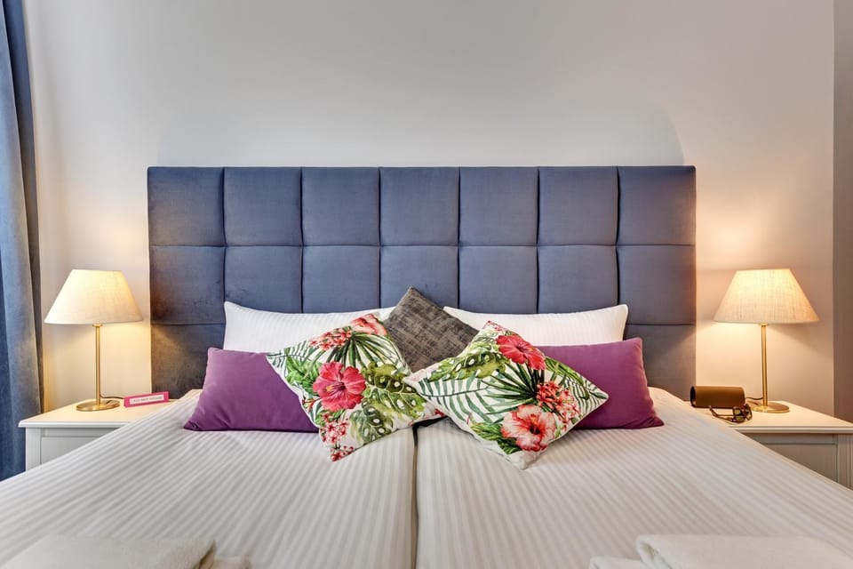 Photo of the whole room, Decorative detail