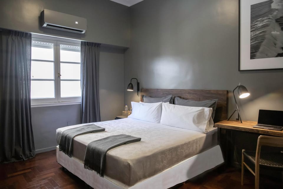 Photo of the whole room, Garden view