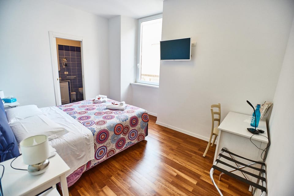 Bed, TV and multimedia, Bedroom, hair dresser