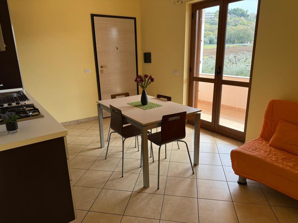 Kitchen or kitchenette, Living room, Seating area, Dining area