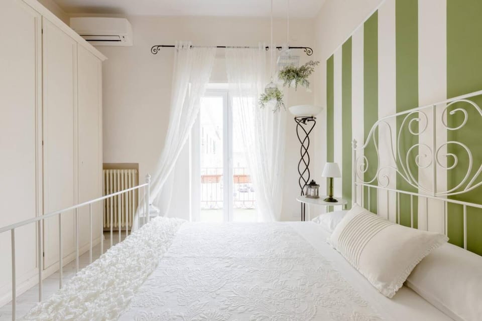 Bed, Photo of the whole room, Bedroom, wardrobe, air conditioner