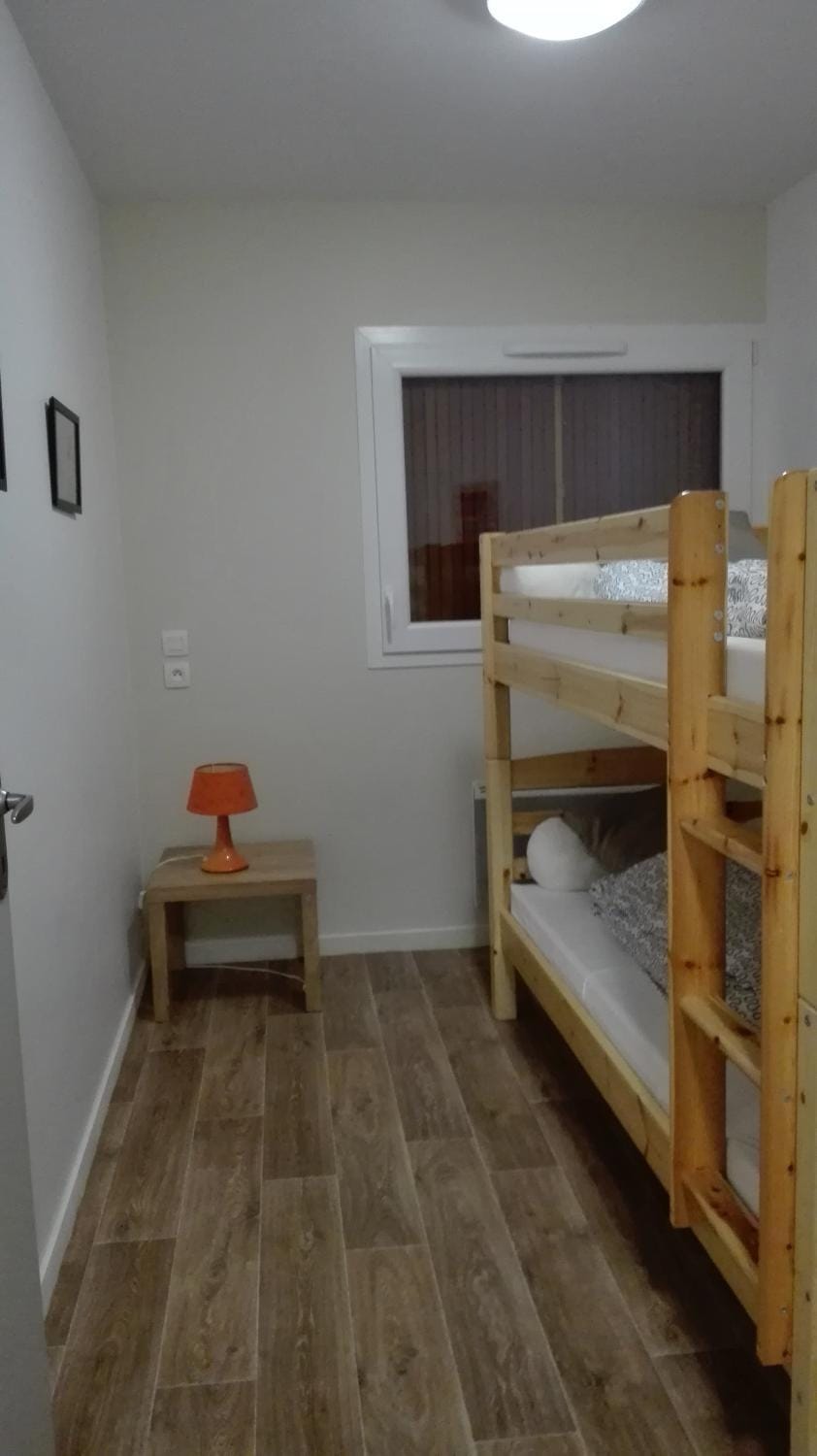 Bedroom, bunk bed