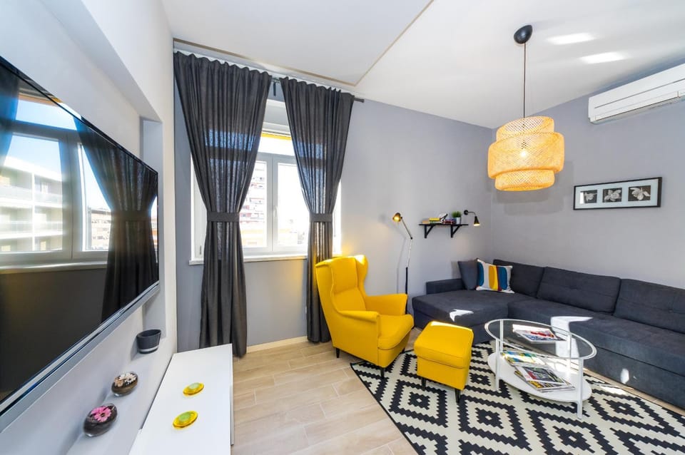 Property building, TV and multimedia, Living room, Photo of the whole room, Seating area