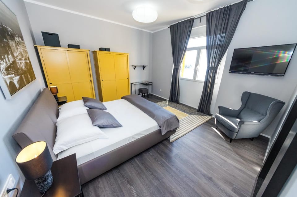 Property building, Bed, Photo of the whole room, Seating area, Bedroom