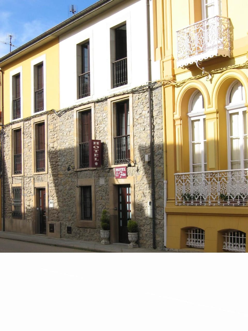 Facade/entrance