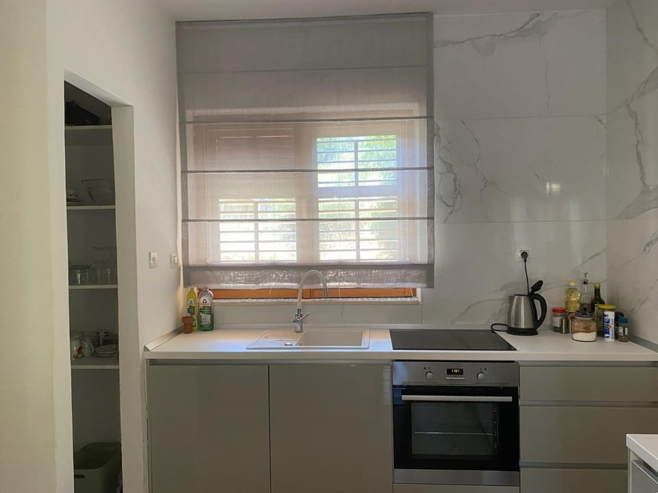 Coffee/tea facilities, Kitchen or kitchenette, oven, stove