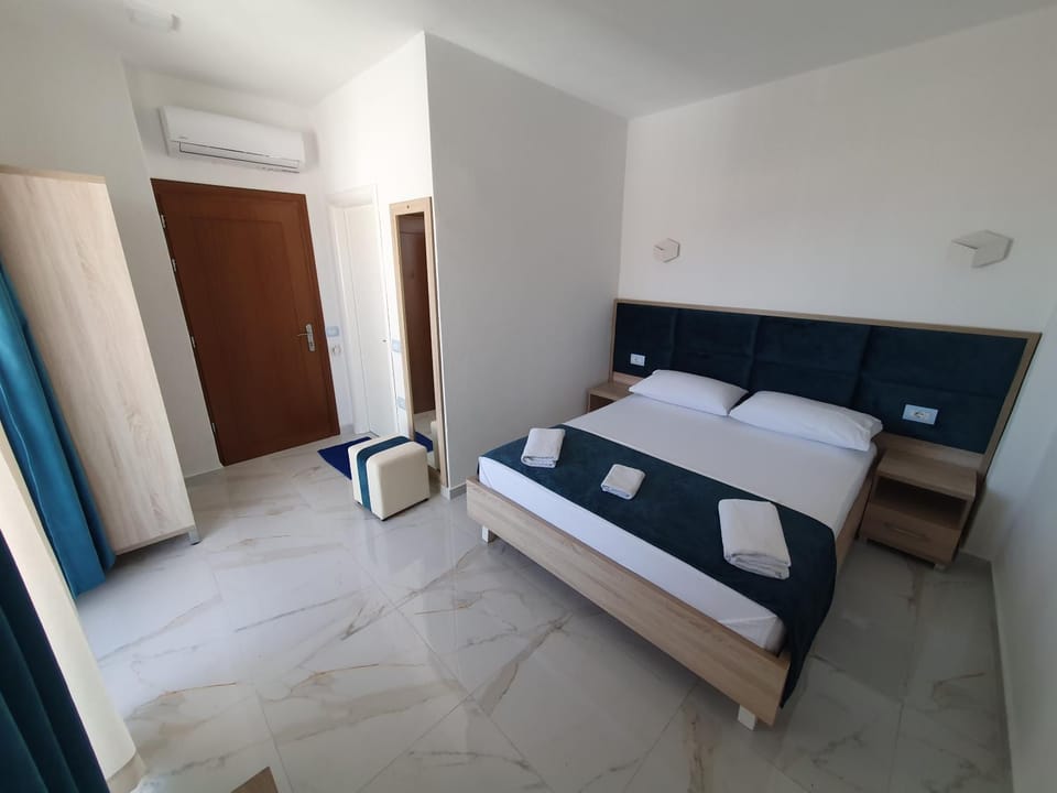 Photo of the whole room, Bedroom, wardrobe