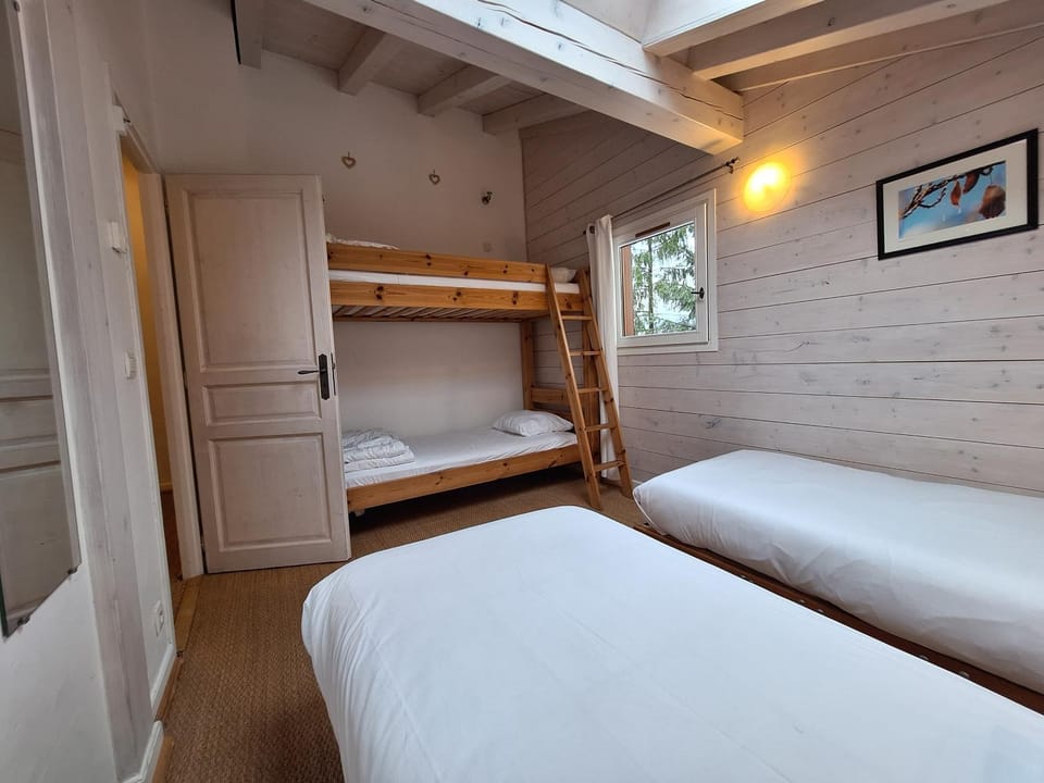 Photo of the whole room, Bedroom, bunk bed