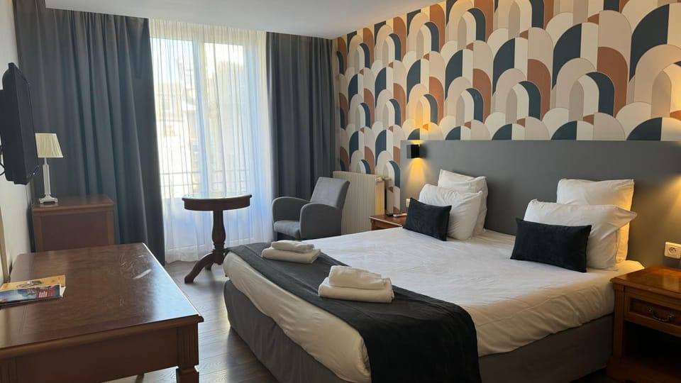 Bed, Photo of the whole room, Seating area, Bedroom