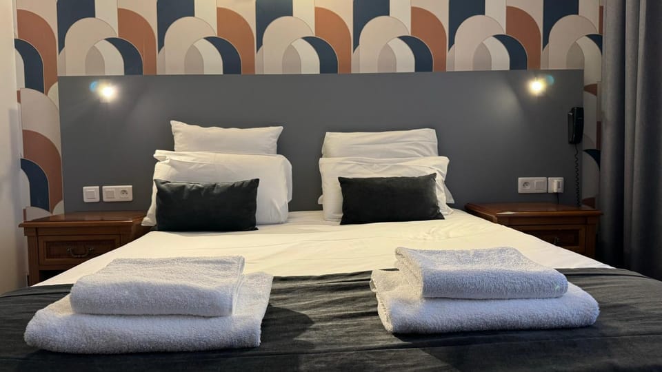 Bed, Bedroom, towels