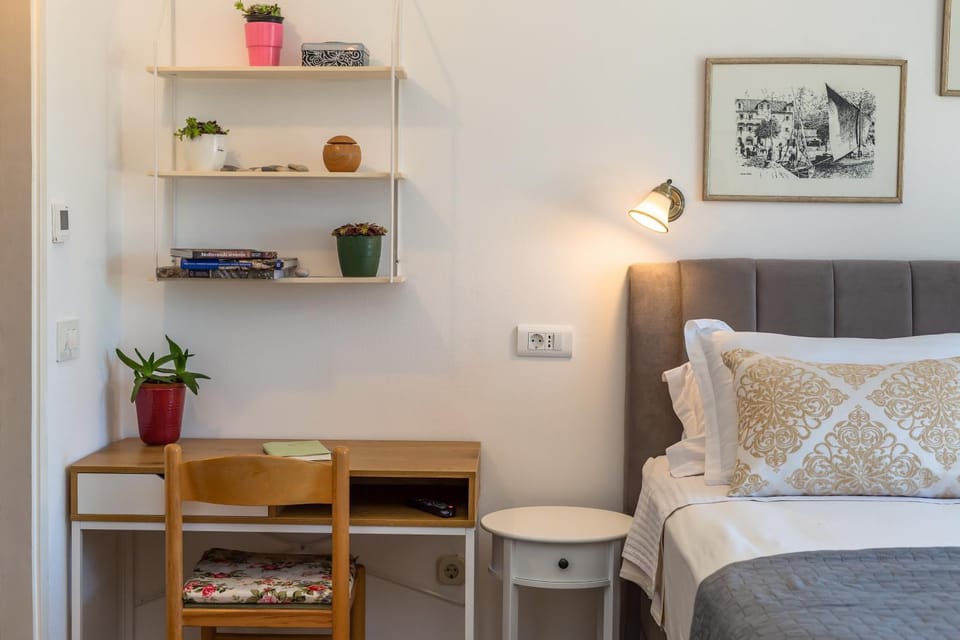 Bed, Seating area