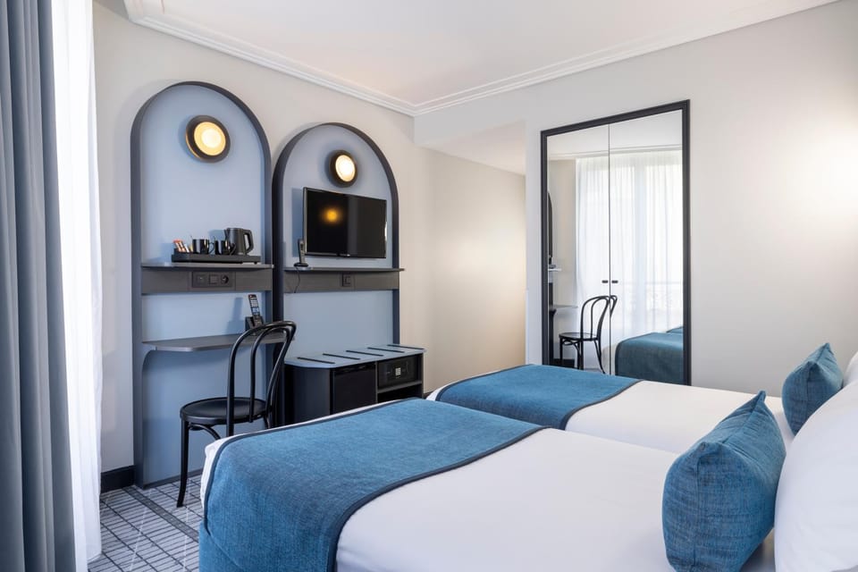 Bed, TV and multimedia, Photo of the whole room, Bedroom
