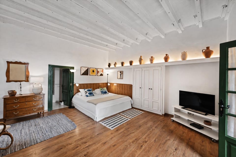 Bed, Living room, Bedroom