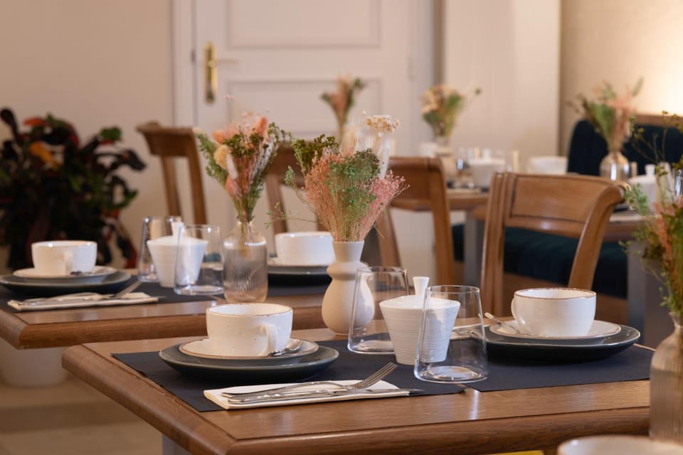 Restaurant/places to eat, Food and drinks, Dining area
