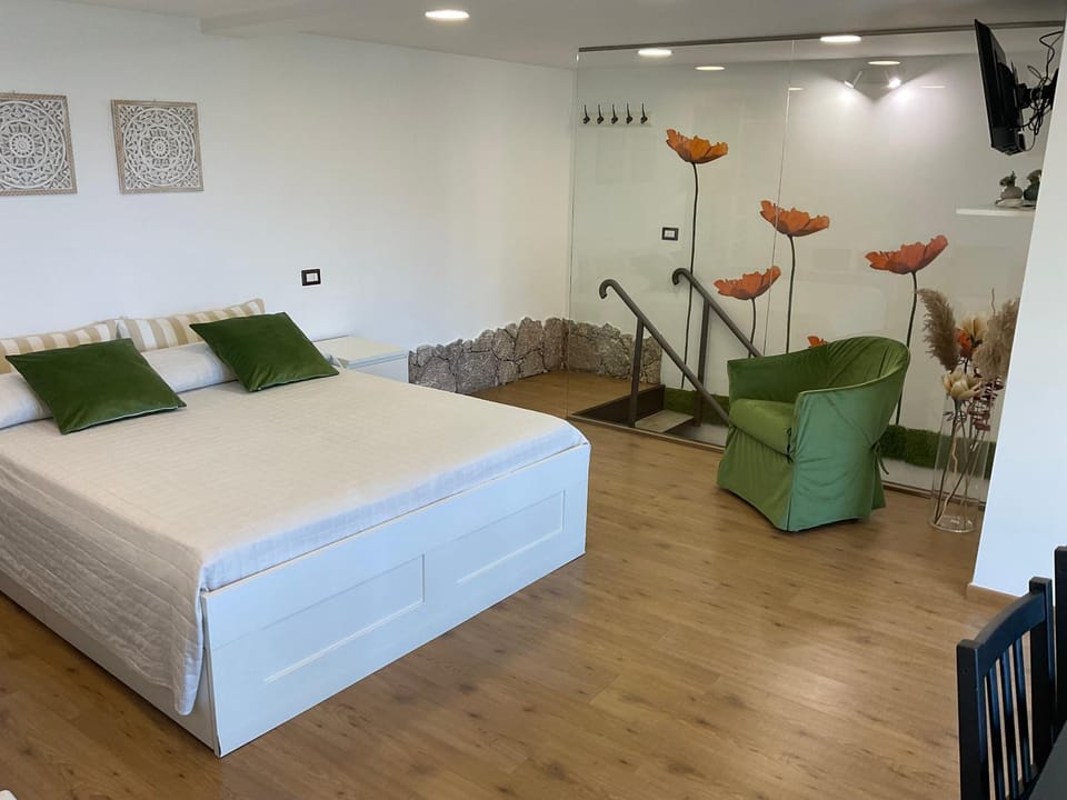 Photo of the whole room, Bedroom