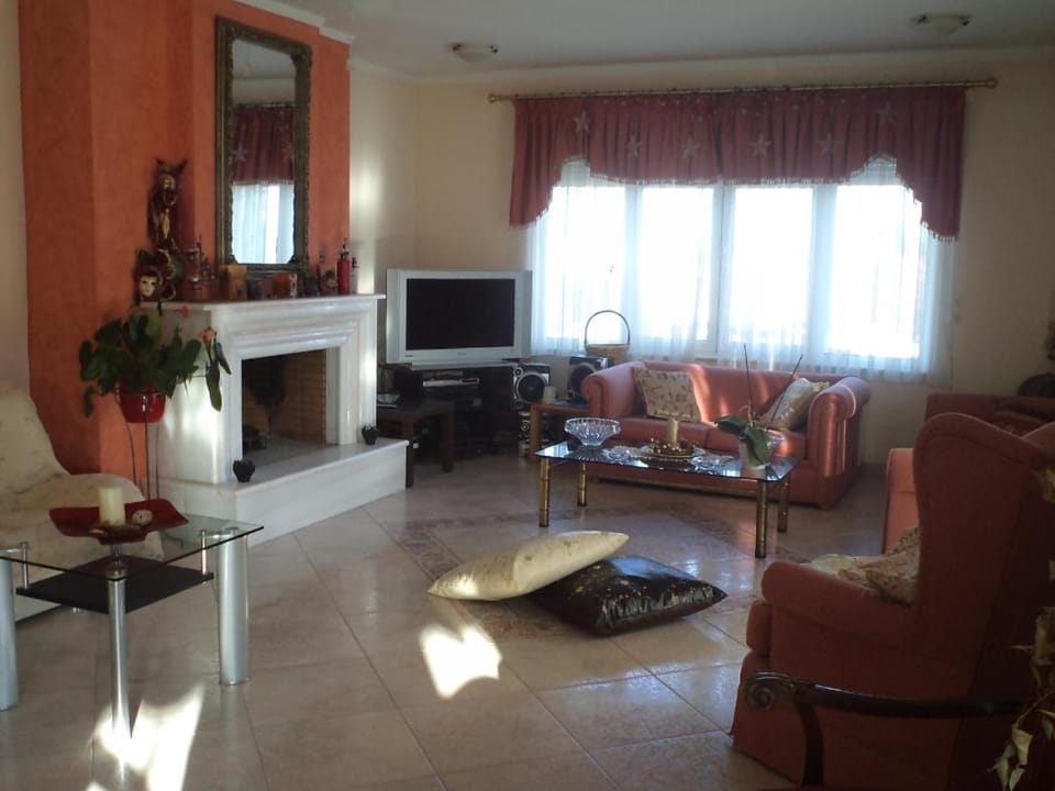 Pool villa near to airport/free car available House in Decentralized Administration of Attica