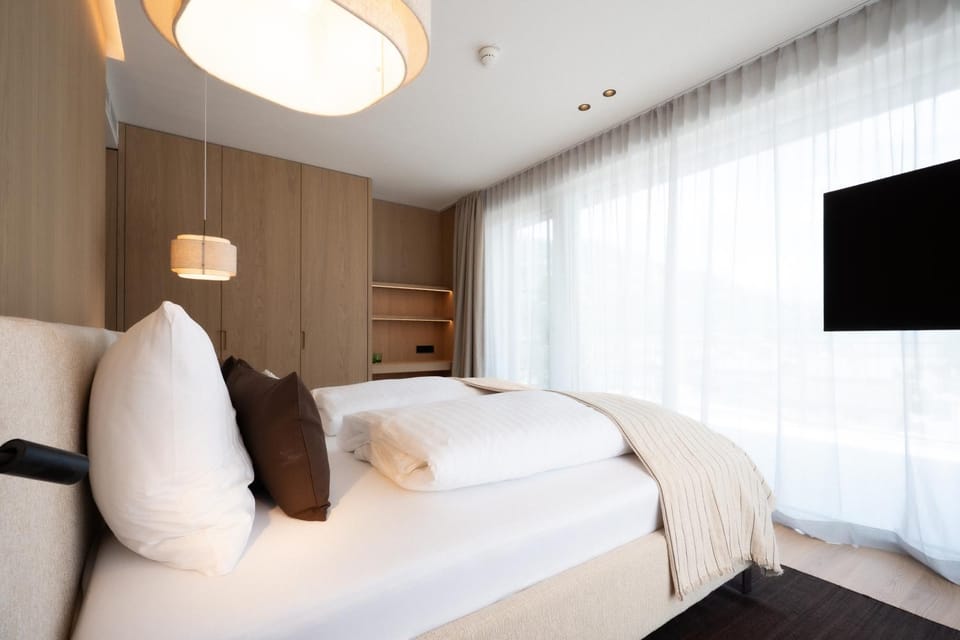 Bed, TV and multimedia, Bedroom