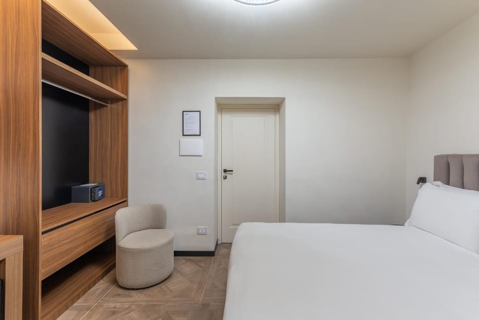 Bed, TV and multimedia, Photo of the whole room, Bedroom