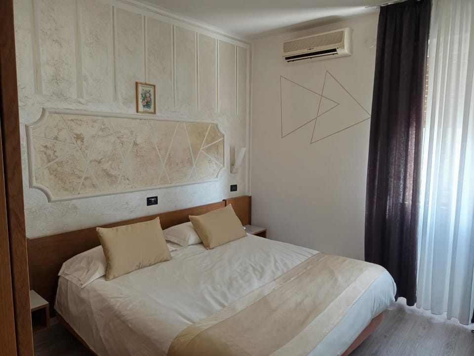 Bed, Photo of the whole room, Bedroom, air conditioner