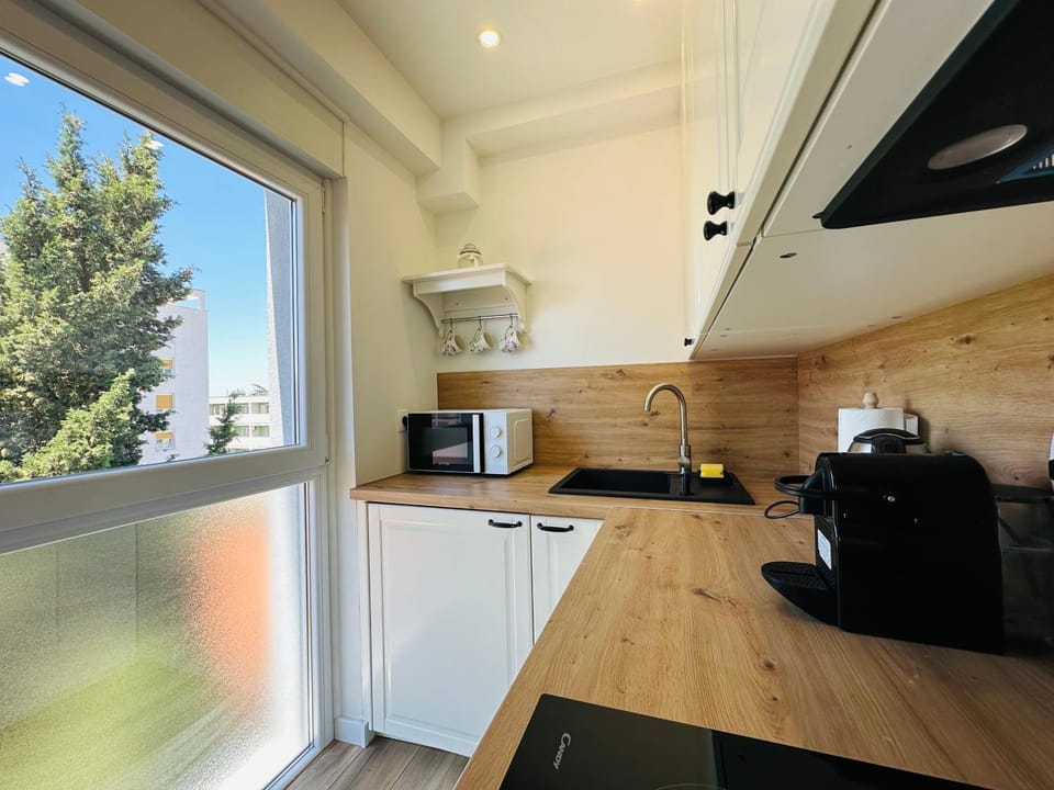 Coffee/tea facilities, Kitchen or kitchenette, oven, stove