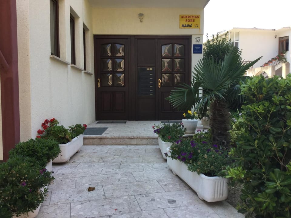 Facade/entrance