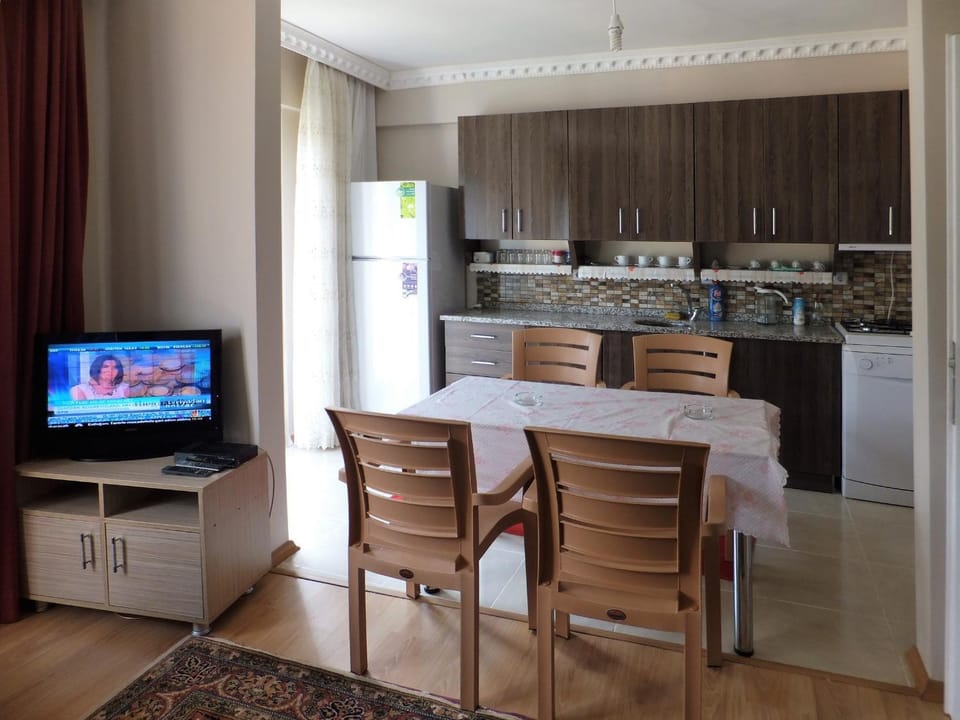 Kitchen or kitchenette, Seating area, Dining area