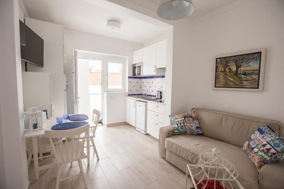 Coffee/tea facilities, Kitchen or kitchenette, Living room, Dining area