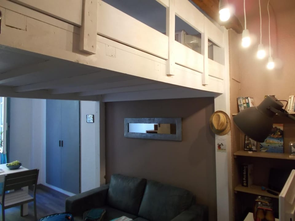 Photo of the whole room, Decorative detail