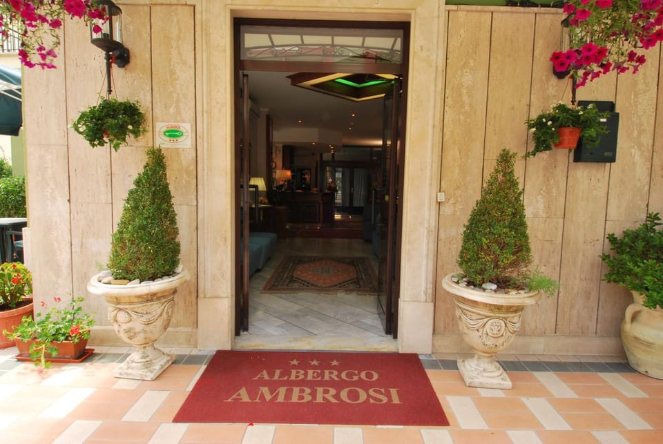 Facade/entrance