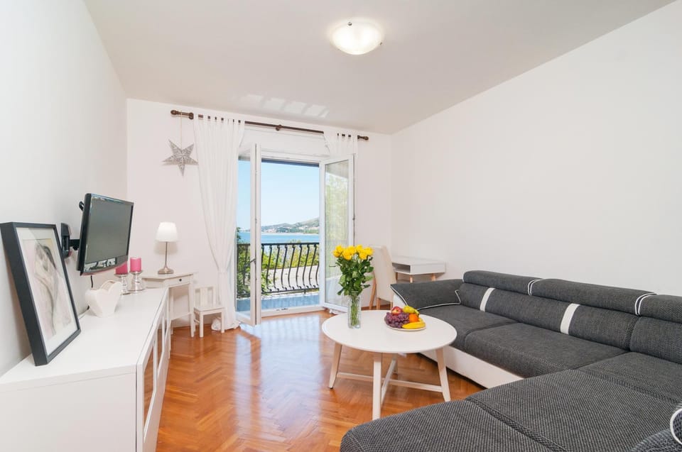 TV and multimedia, Balcony/Terrace, Living room, Seating area