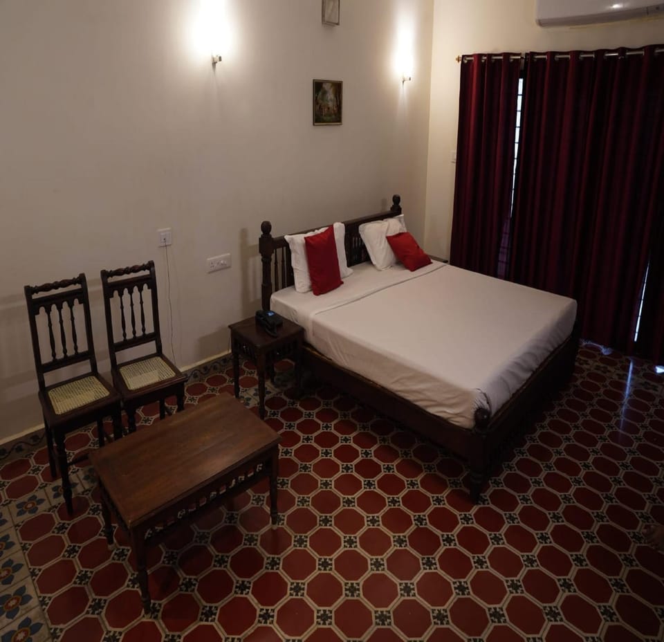 Bed, Seating area, Bedroom