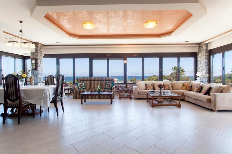 Spring, Day, Living room, Seating area, Dining area, On site, Garden view, Sea view