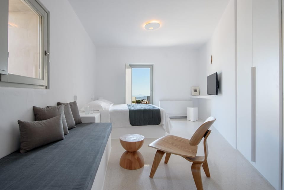 Bed, TV and multimedia, Living room, Photo of the whole room, Seating area, Bedroom, hair dresser, air conditioner