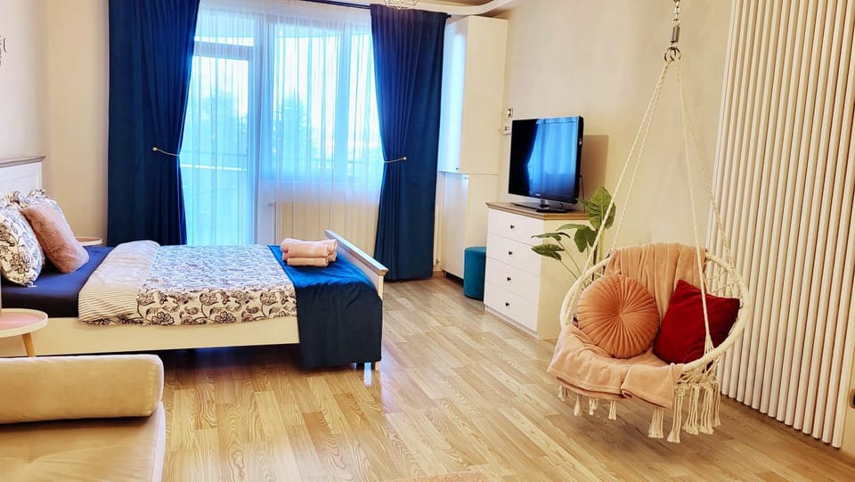 Bed, TV and multimedia, Bedroom