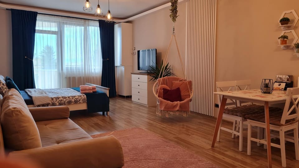 Bed, TV and multimedia, Seating area, Dining area