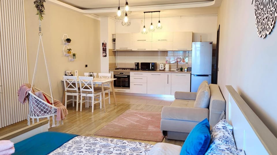 Kitchen or kitchenette, Seating area, Dining area, minibar, pet friendly