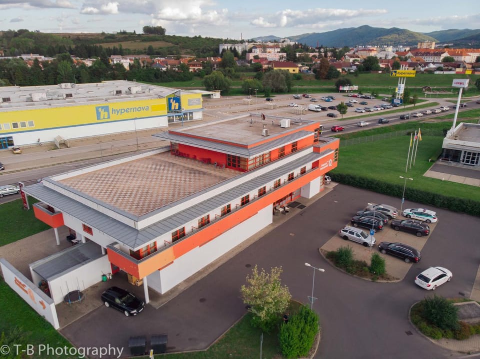Property building, Neighbourhood, Bird's eye view, Street view, Location, Parking