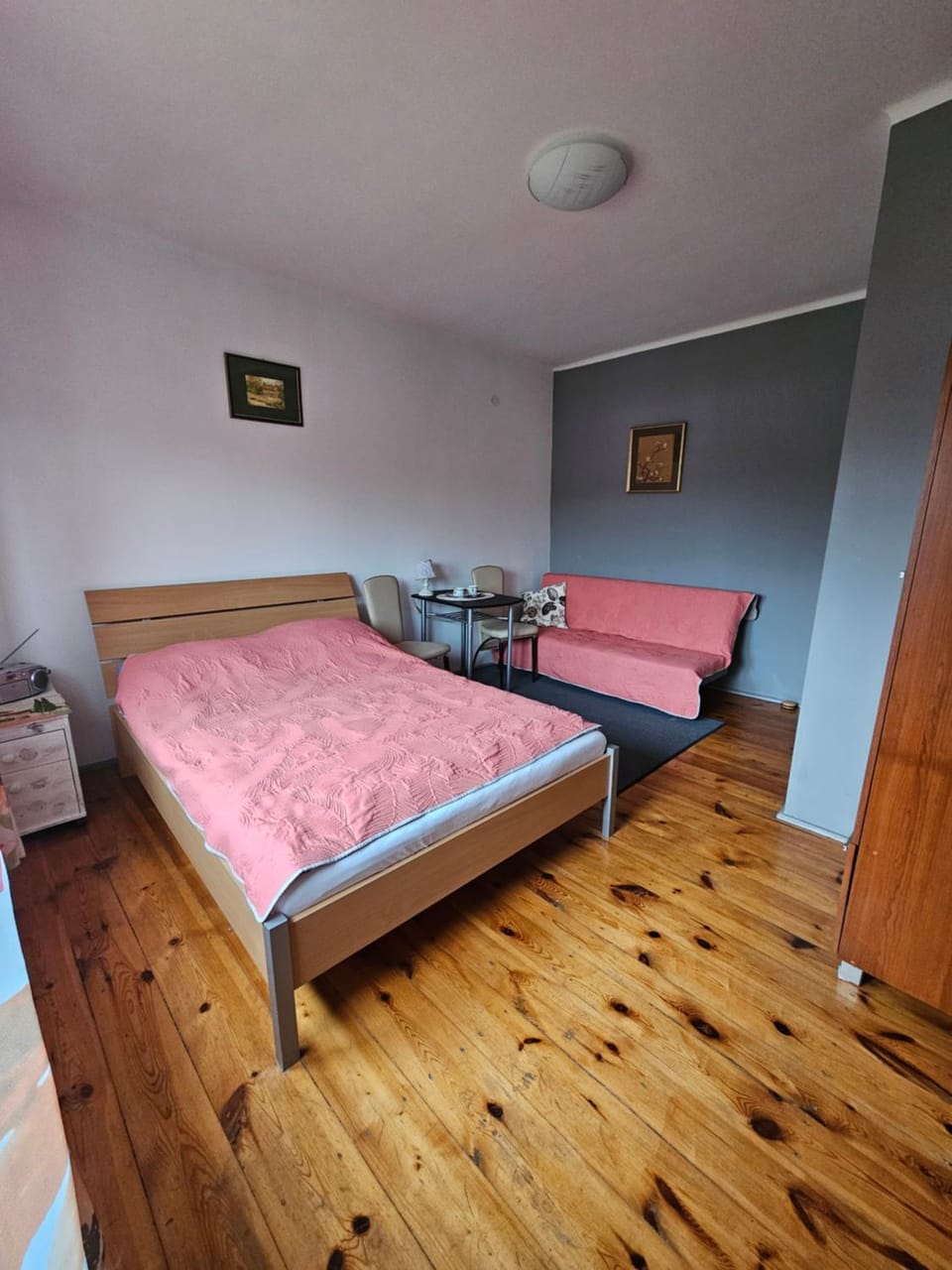 Photo of the whole room, Seating area, Bedroom