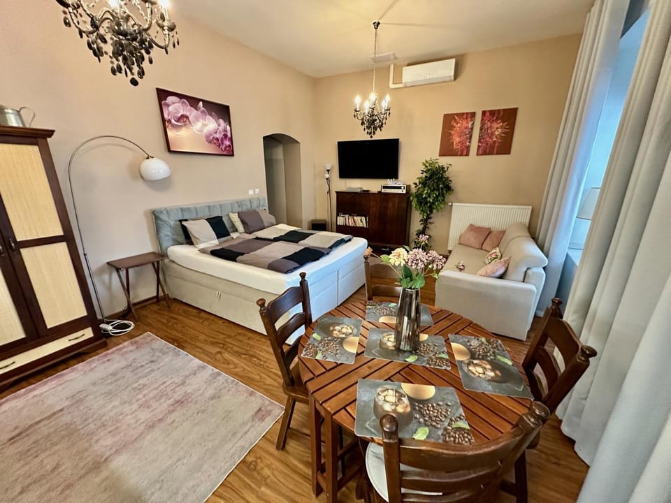 TV and multimedia, Seating area, Dining area, Evening entertainment
