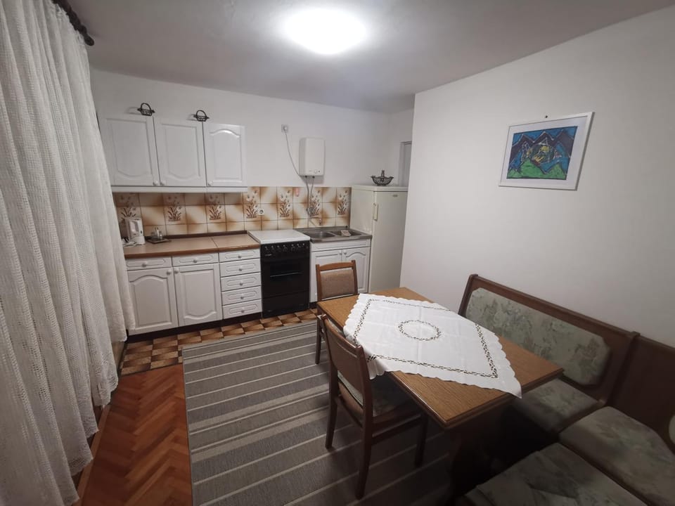 Kitchen or kitchenette, Dining area