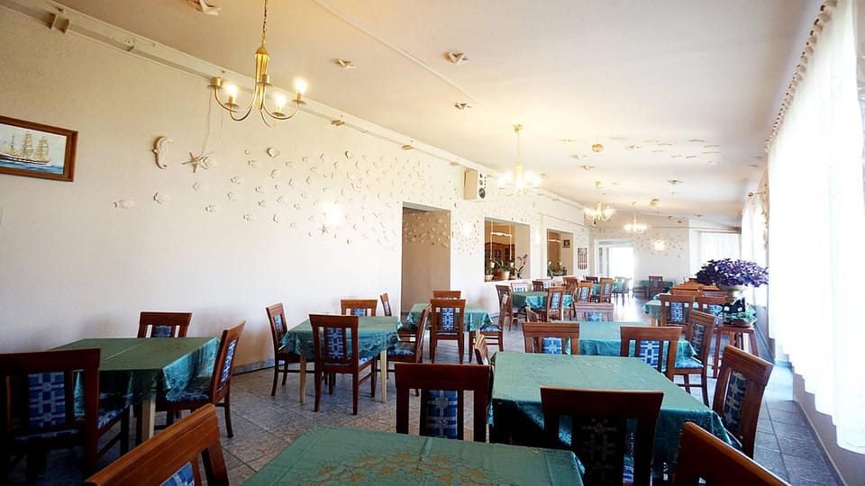 Restaurant/places to eat, Banquet/Function facilities, Seating area