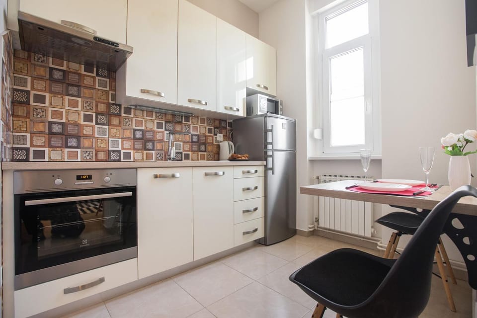 Coffee/tea facilities, Kitchen or kitchenette, Seating area, Dining area