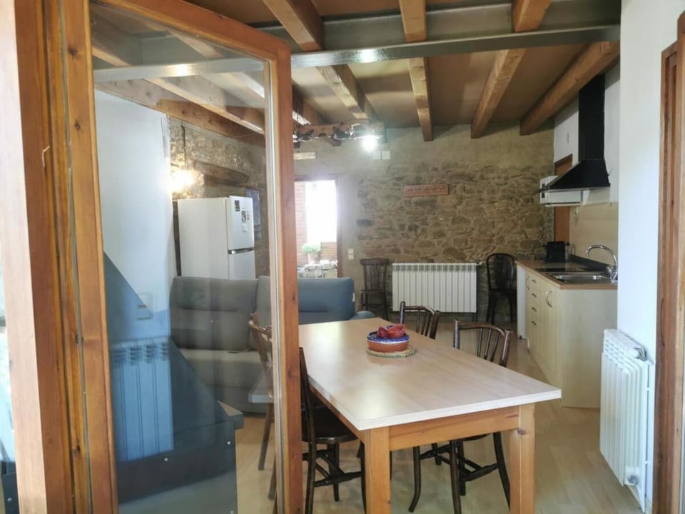 Kitchen or kitchenette, Dining area, pet friendly, stove