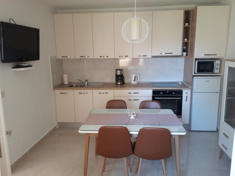 TV and multimedia, Kitchen or kitchenette, Dining area, dishwasher, microwave, oven, stove, toaster