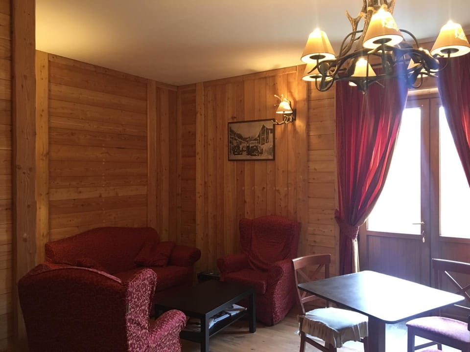 Communal lounge/ TV room