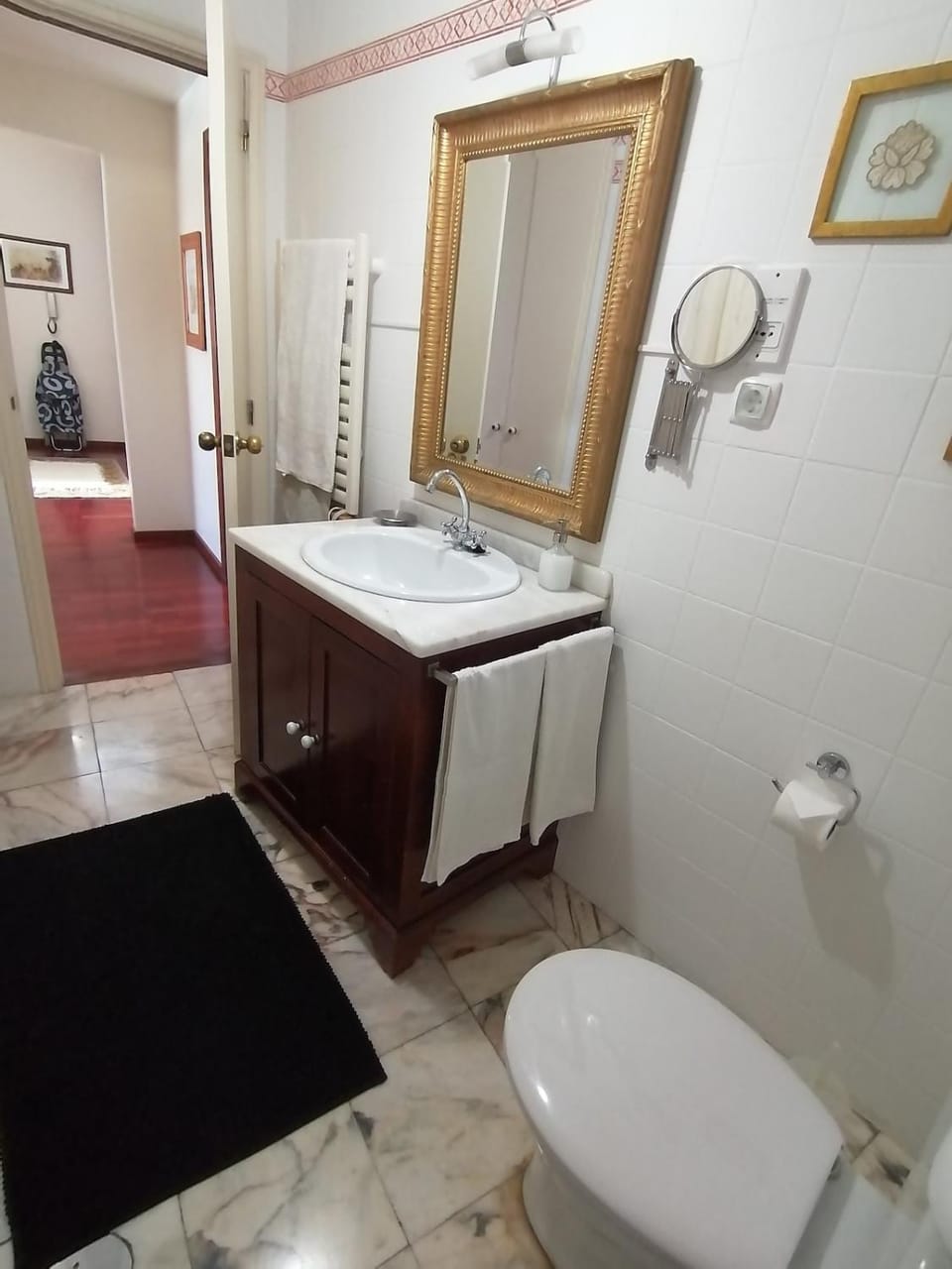 Bathroom, towels