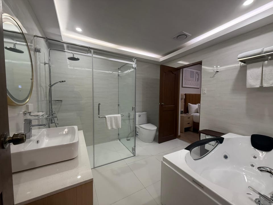 Shower, Toilet, Bathroom, Bath, towels