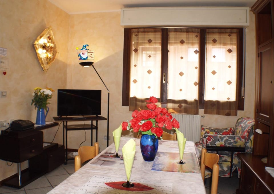 TV and multimedia, Living room, Seating area, Dining area