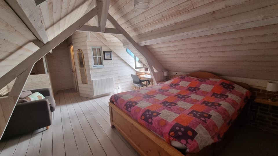 Photo of the whole room, Bedroom