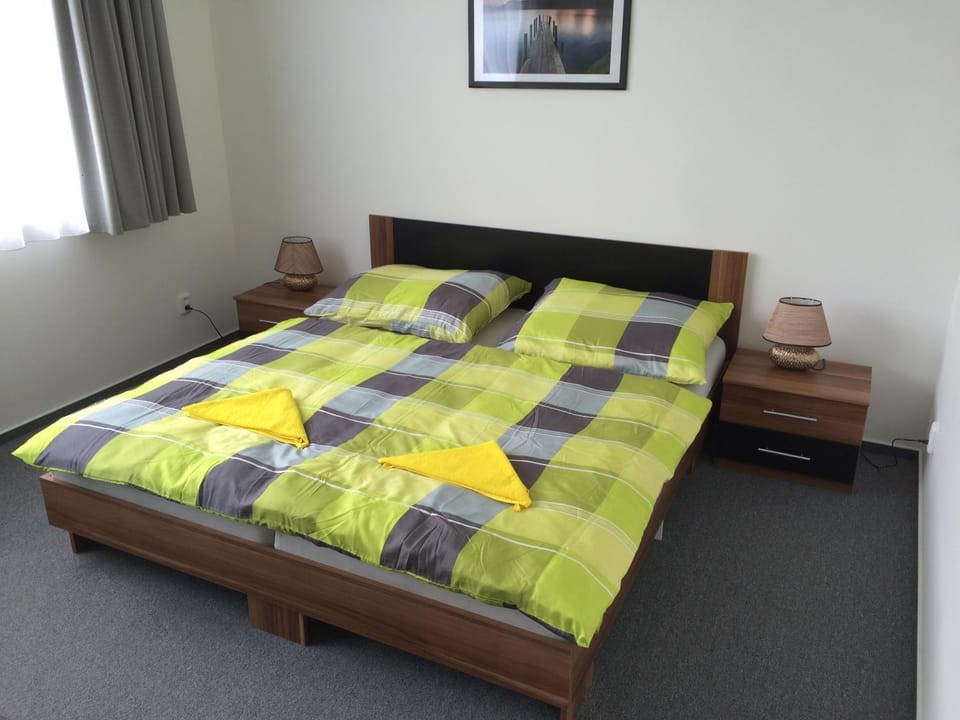 Bedroom, bunk bed
